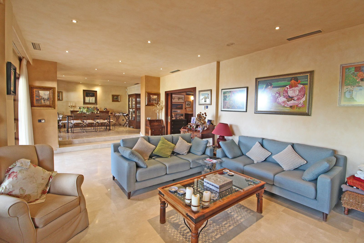 5 bedroom Villas for sale in Marbella – R4194424