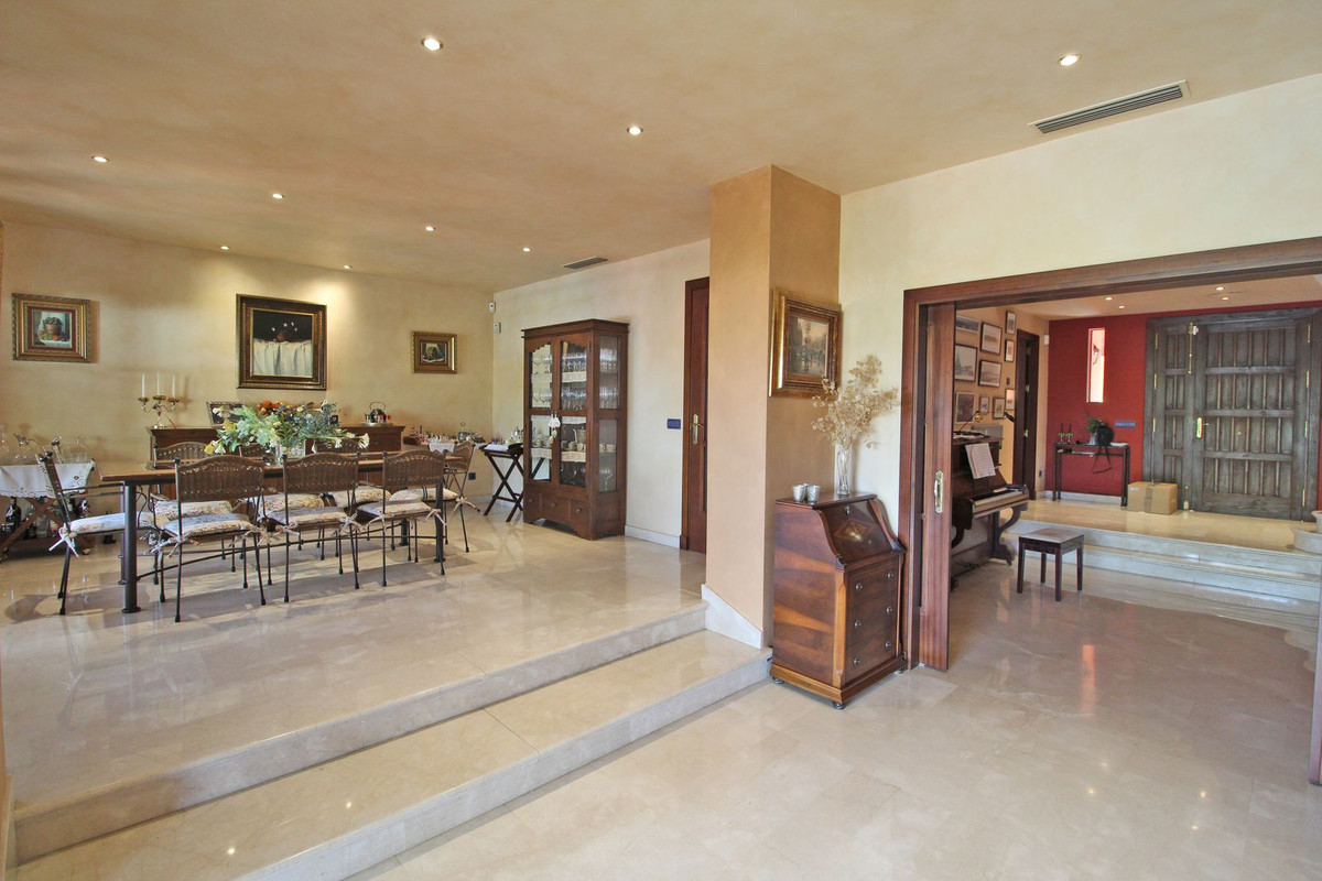 5 bedroom Villas for sale in Marbella – R4194424