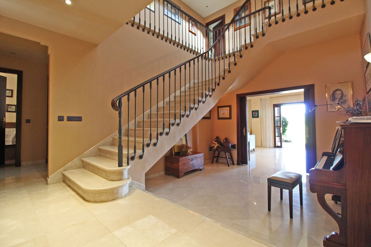 5 bedroom Villas for sale in Marbella – R4194424