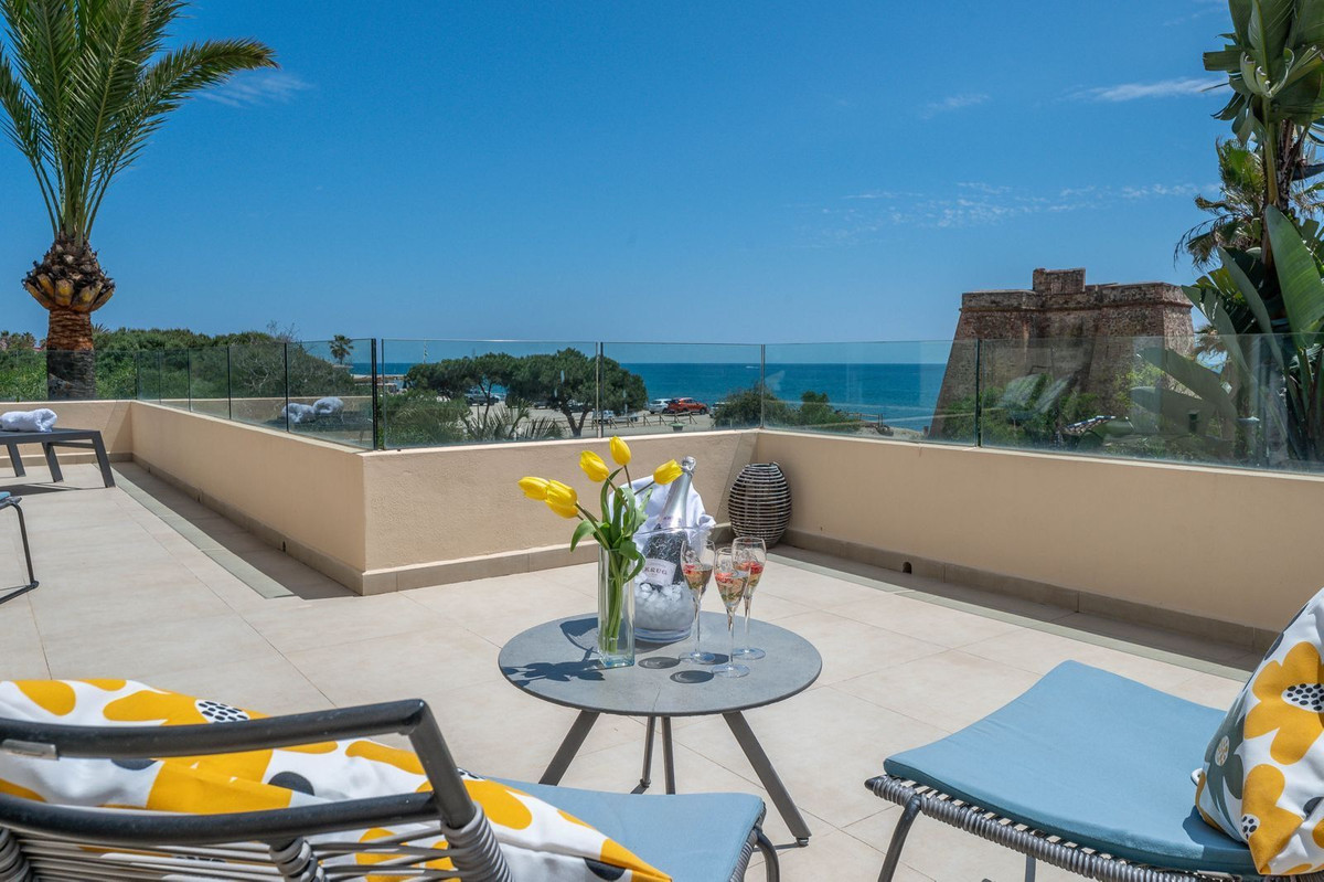 6 bedroom Villas for sale in Marbesa – R5180173