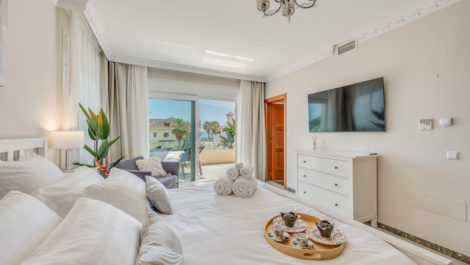 6 bedroom Villas for sale in Marbesa – R5180173
