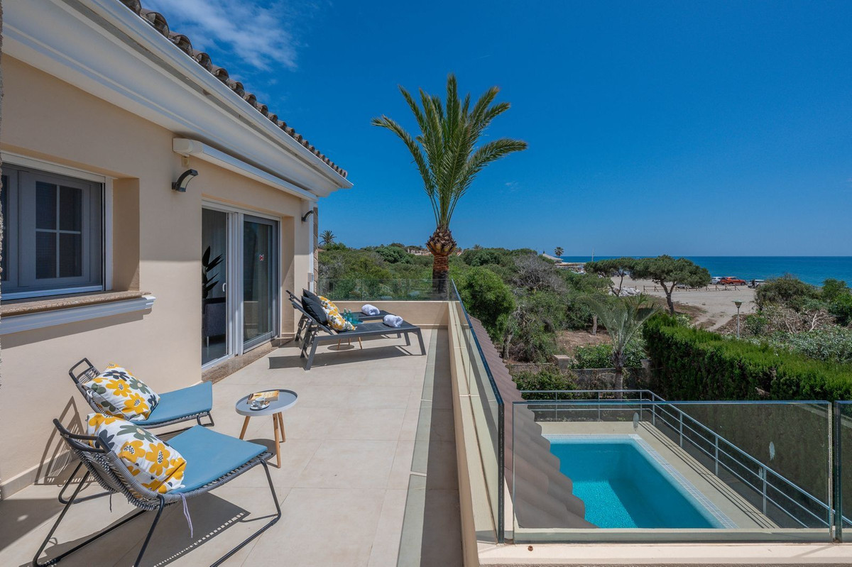 6 bedroom Villas for sale in Marbesa – R5180173