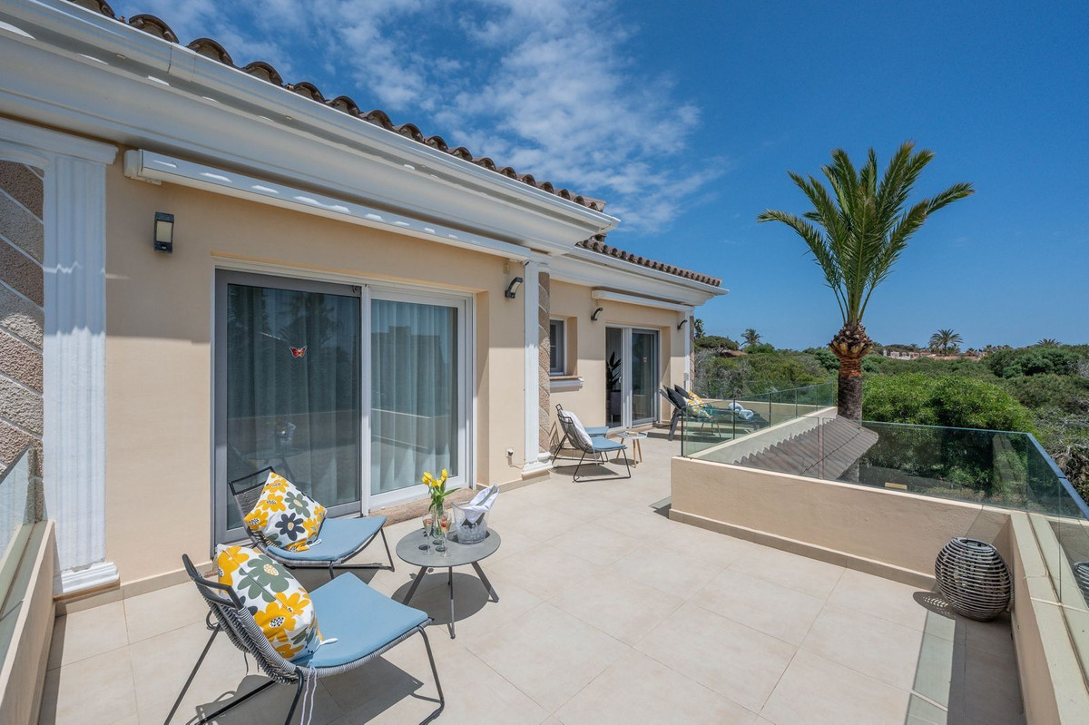 6 bedroom Villas for sale in Marbesa – R5180173