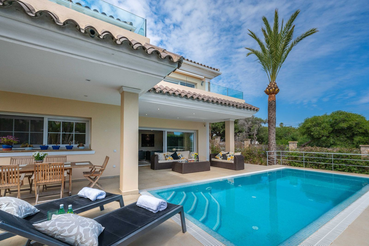 6 bedroom Villas for sale in Marbesa – R5180173