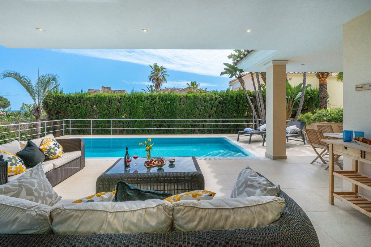 6 bedroom Villas for sale in Marbesa – R5180173