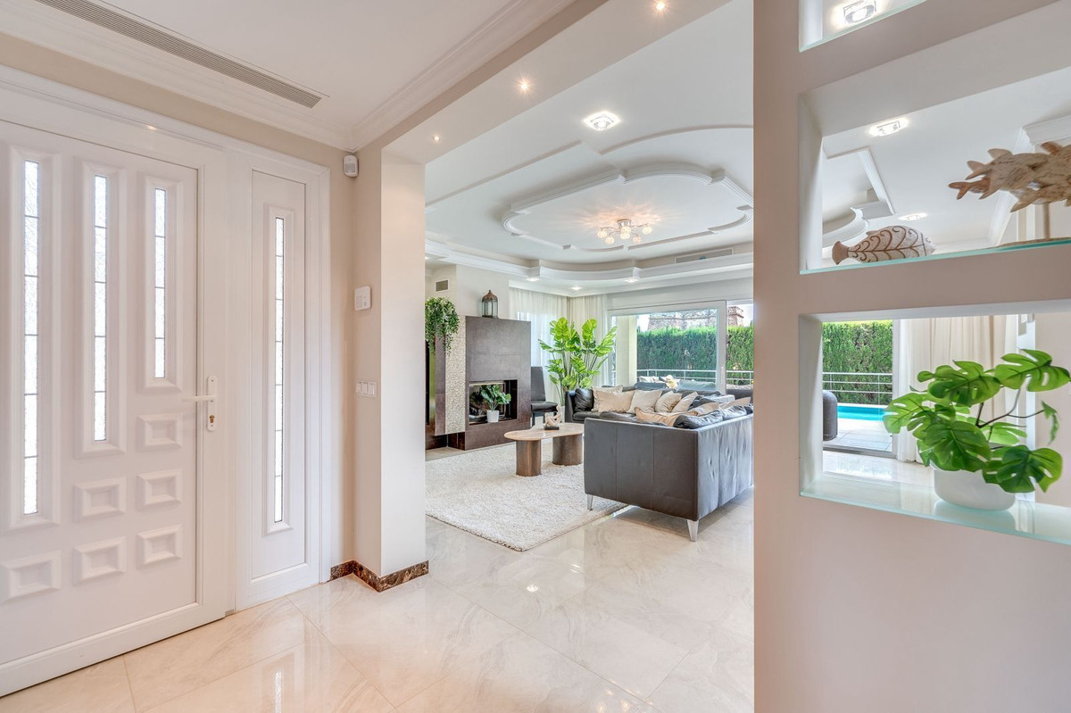 6 bedroom Villas for sale in Marbesa – R5180173