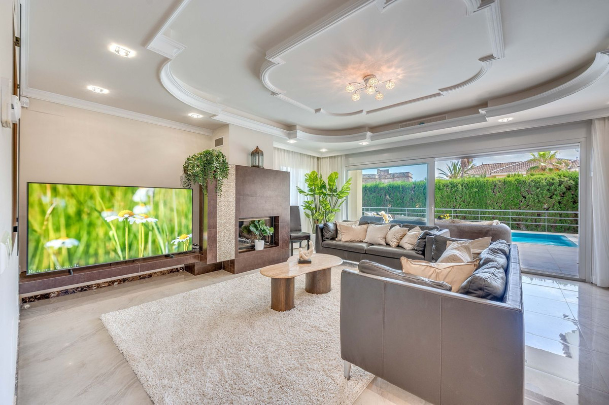 6 bedroom Villas for sale in Marbesa – R5180173