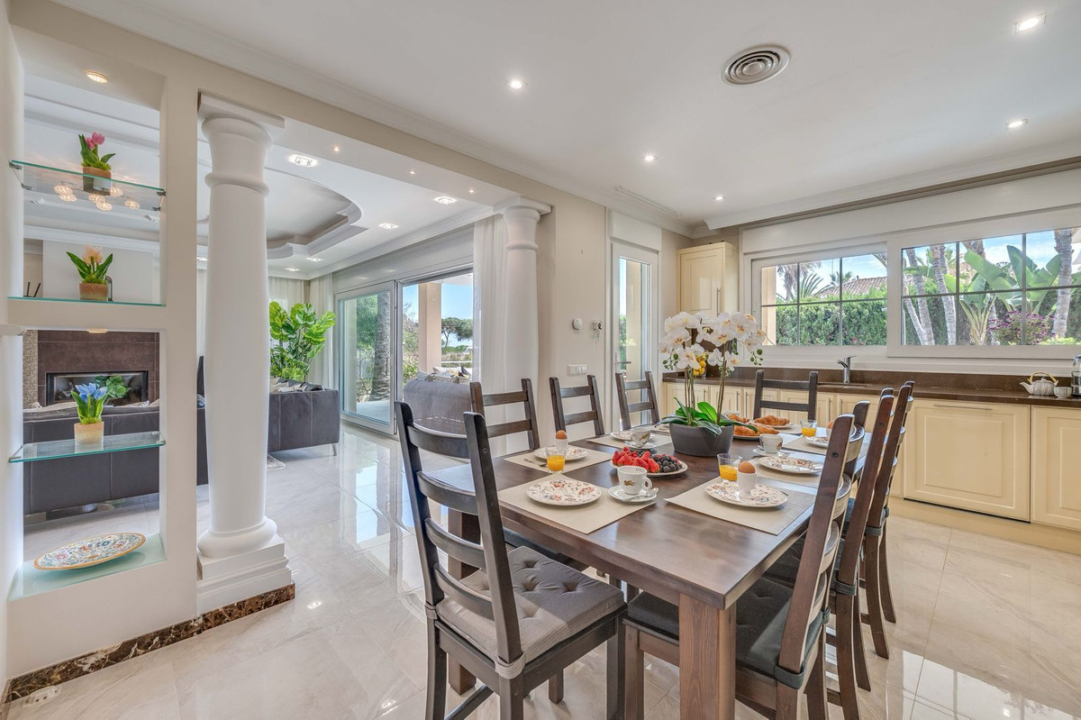 6 bedroom Villas for sale in Marbesa – R5180173