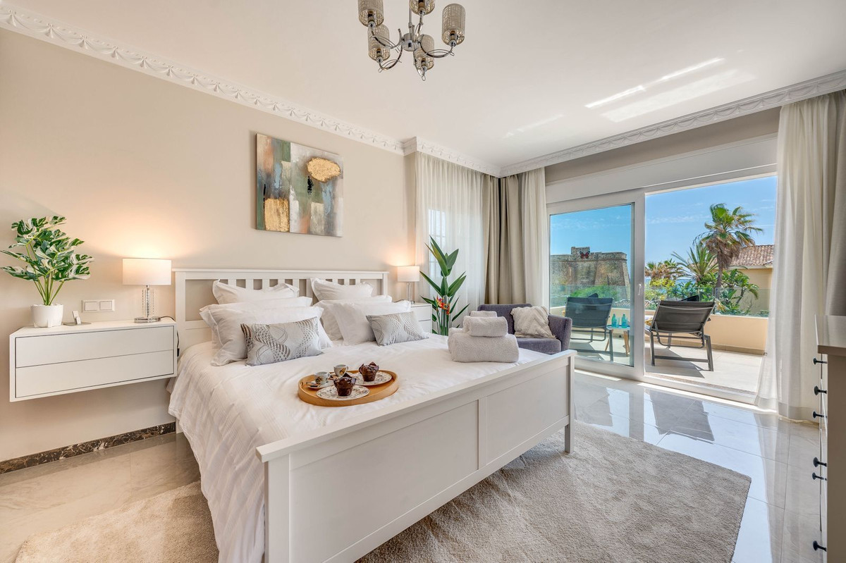 6 bedroom Villas for sale in Marbesa – R5180173