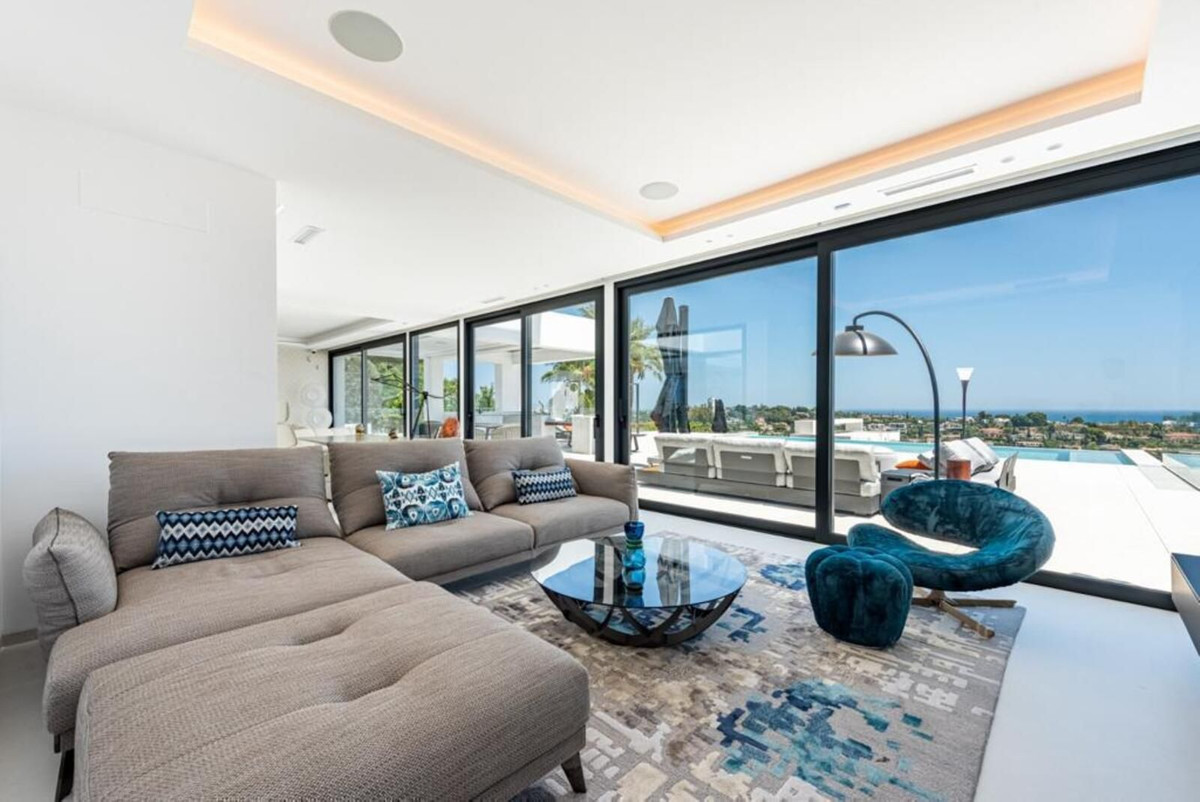 6 bedroom Villas for sale in Nueva Milla de Oro – R4932220