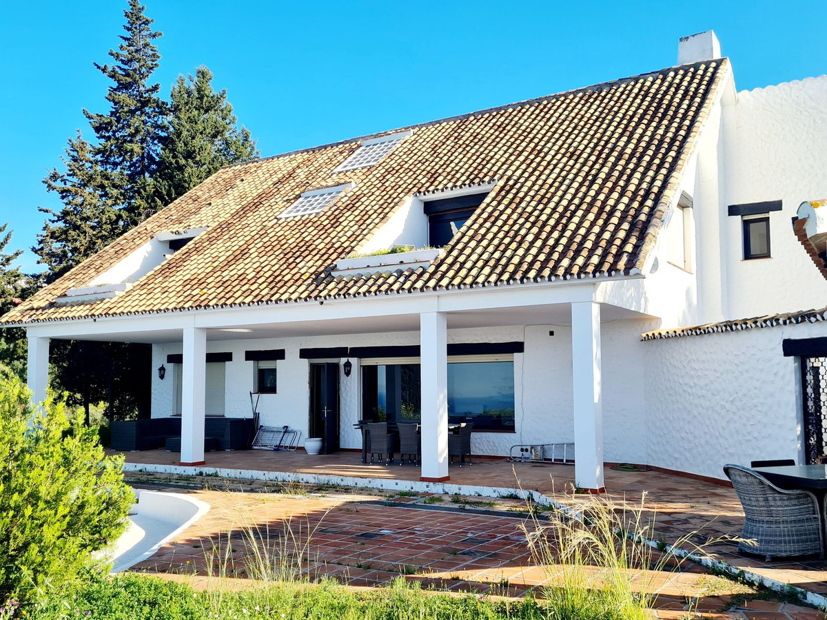 5 bedroom Villas for sale in Las Chapas – R4102684