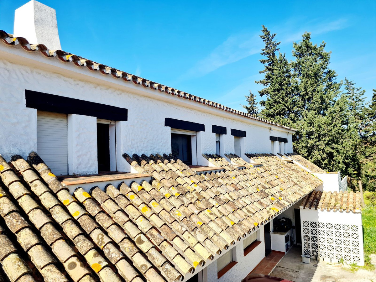 5 bedroom Villas for sale in Las Chapas – R4102684