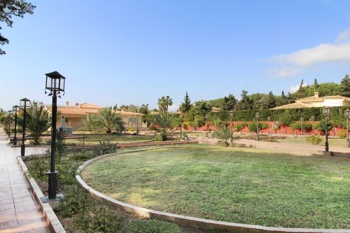 8 bedroom Villas for sale in Guadalmina Baja – R3333502