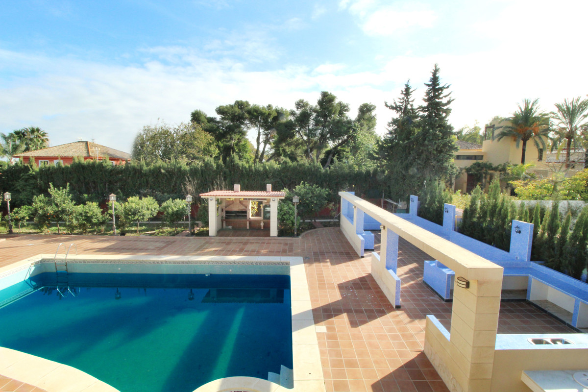 8 bedroom Villas for sale in Guadalmina Baja – R3333502