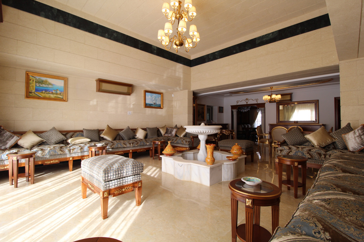 8 bedroom Villas for sale in Guadalmina Baja – R3333502
