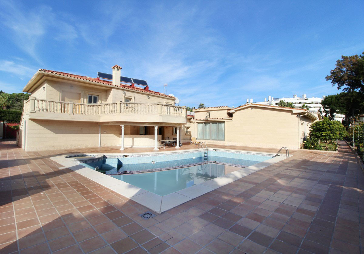 8 bedroom Villas for sale in Guadalmina Baja – R3333502