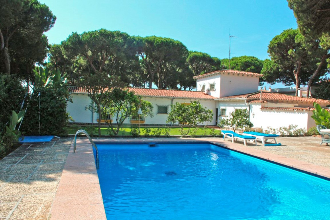 Villas de 10 dormitorios en venta en Elviria – R3834694