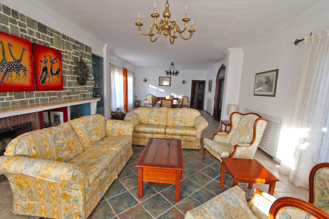 Villas de 10 dormitorios en venta en Elviria – R3834694