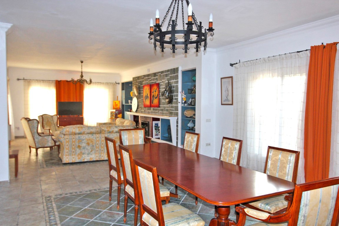 Villas de 10 dormitorios en venta en Elviria – R3834694