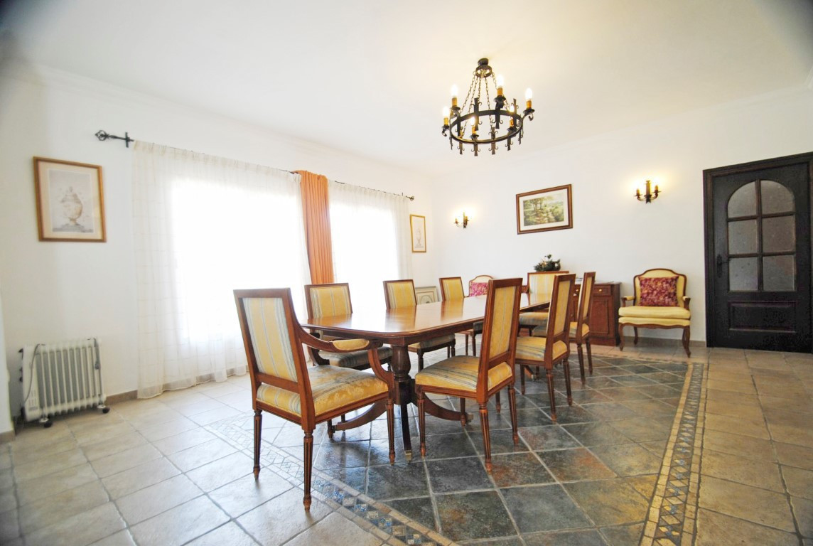 Villas de 10 dormitorios en venta en Elviria – R3834694