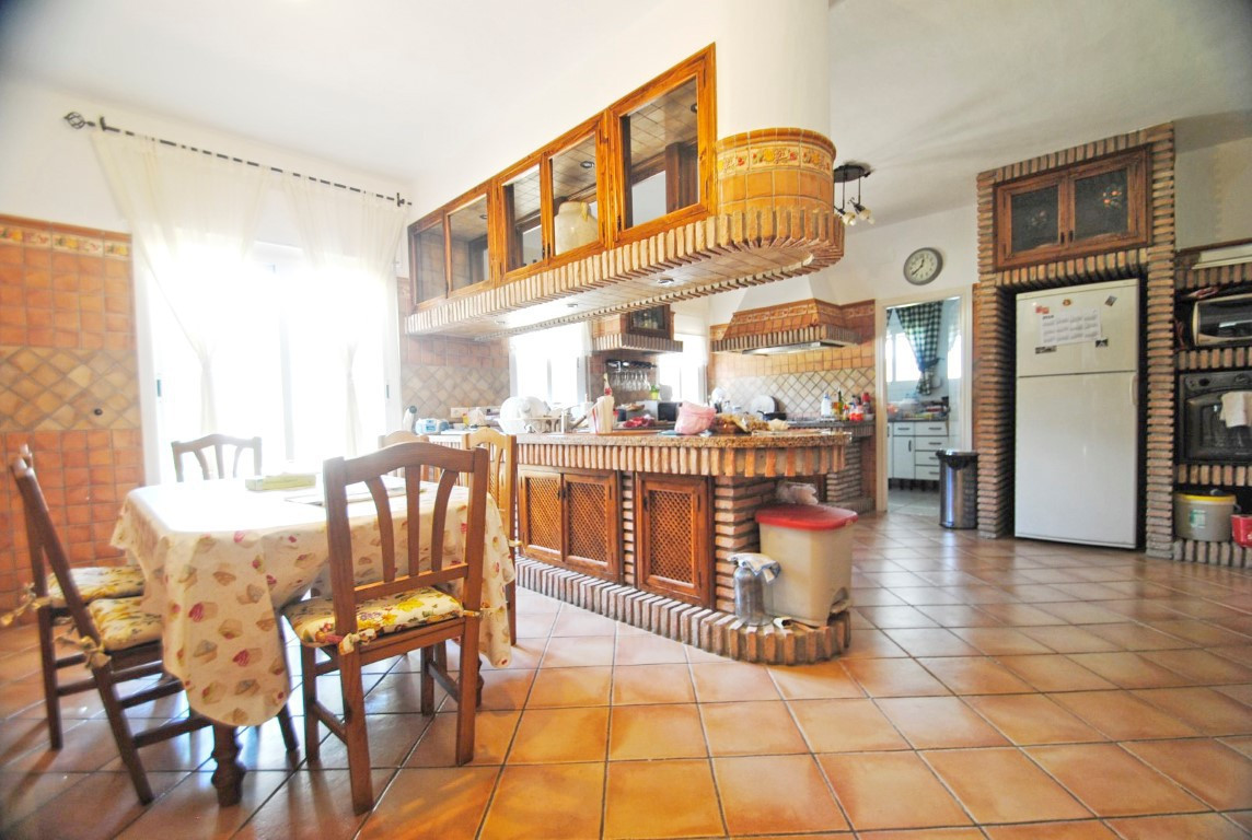 Villas de 10 dormitorios en venta en Elviria – R3834694