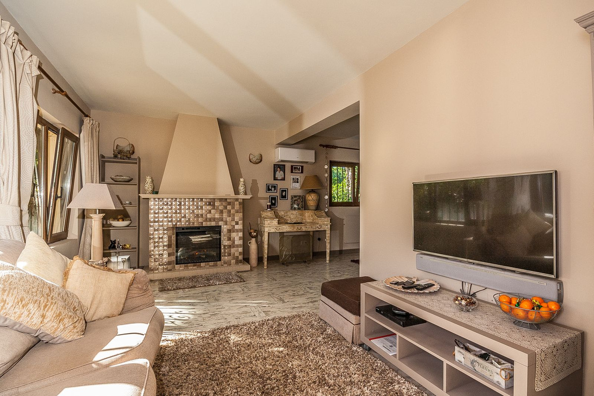 5 bedroom Villas for sale in Elviria – R5232154