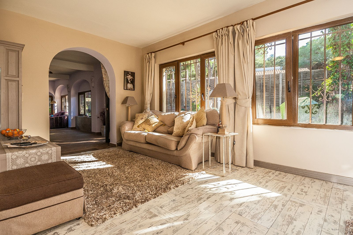 5 bedroom Villas for sale in Elviria – R5232154