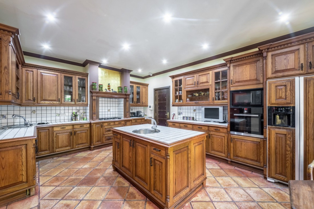 6 bedroom Villas for sale in Sierra Blanca – R5220262