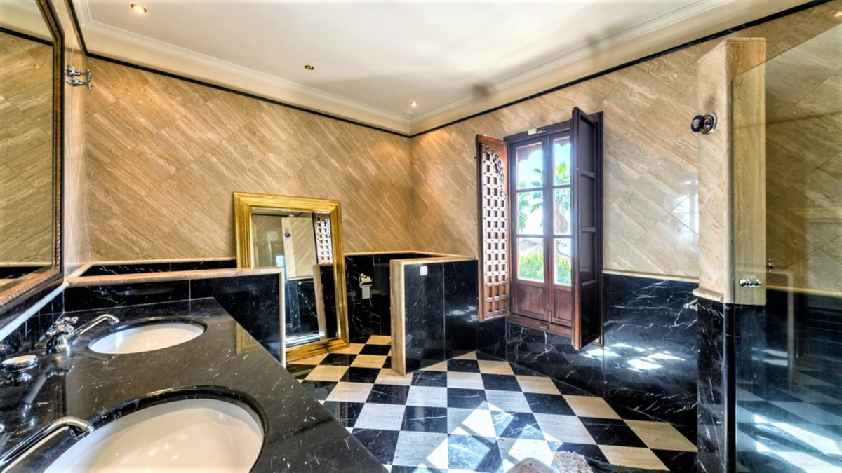 6 bedroom Villas for sale in Sierra Blanca – R5220262