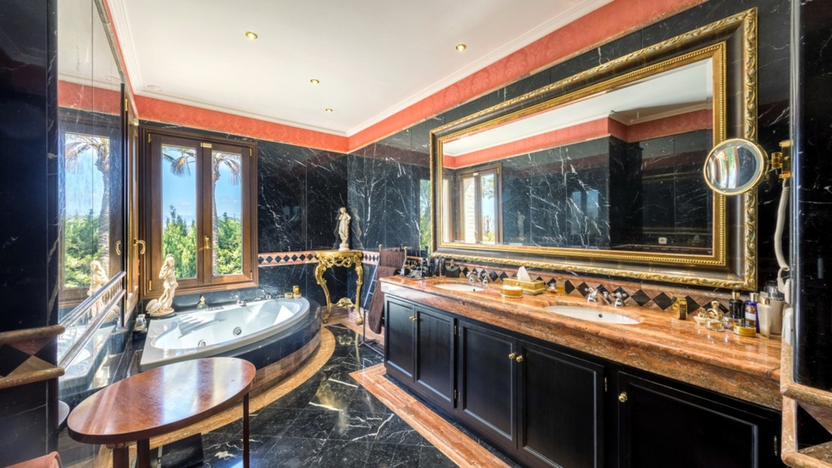 6 bedroom Villas for sale in Sierra Blanca – R5220262