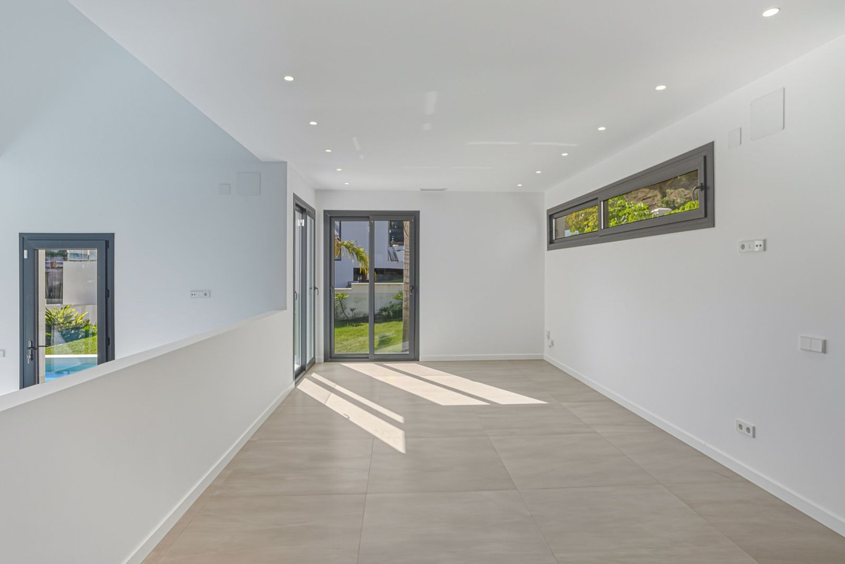 4 bedroom Villas for sale in Elviria – R5176522