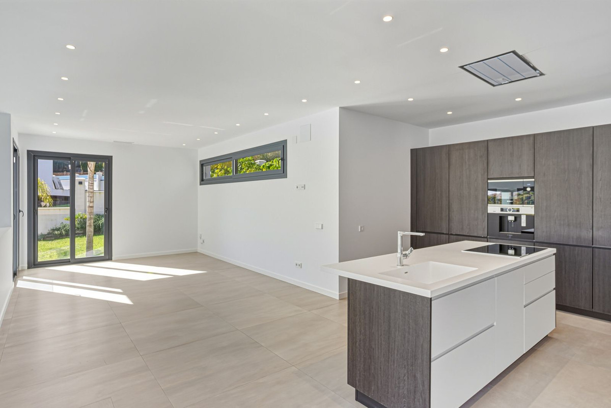 4 bedroom Villas for sale in Elviria – R5176522