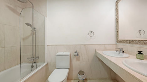 Apartamentos de 2 dormitorios en venta en Calahonda – R5209339