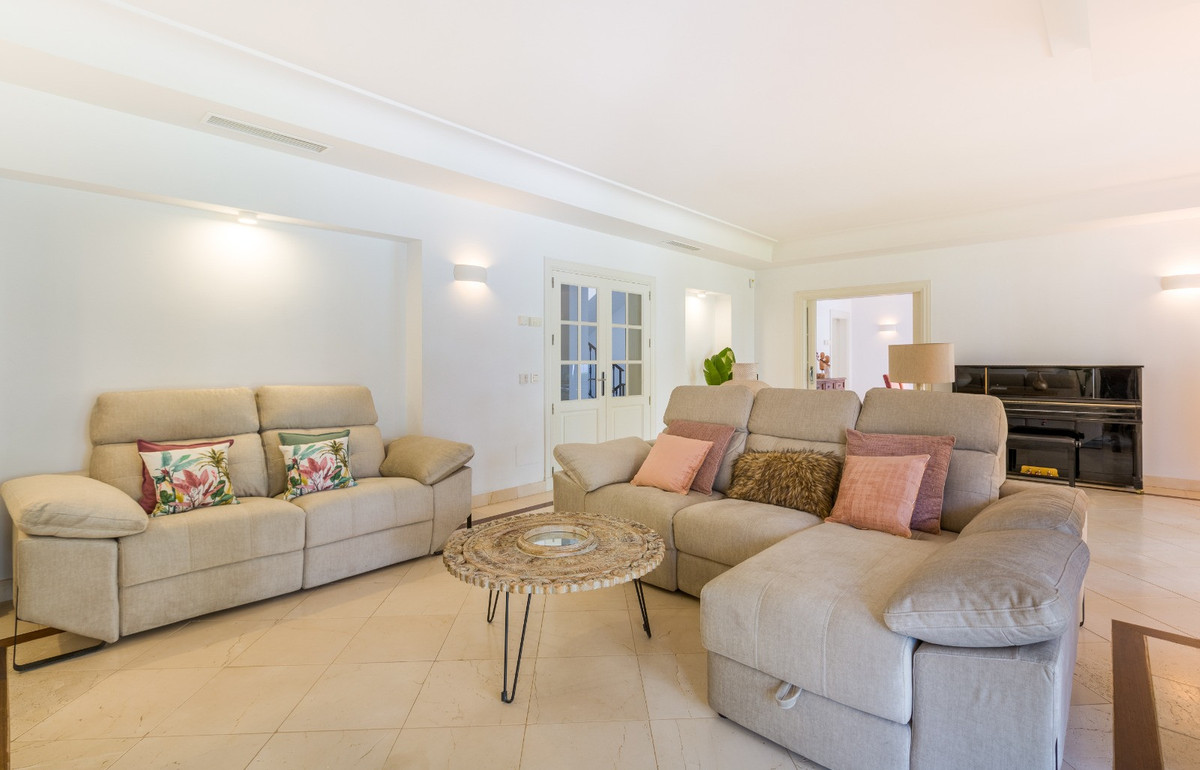 Villas de 6 dormitorios en venta en Guadalmina Baja – R5023624