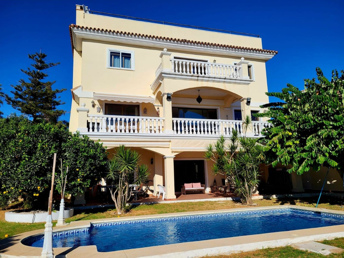 7 bedroom Villas for sale in Marbella – R5207791