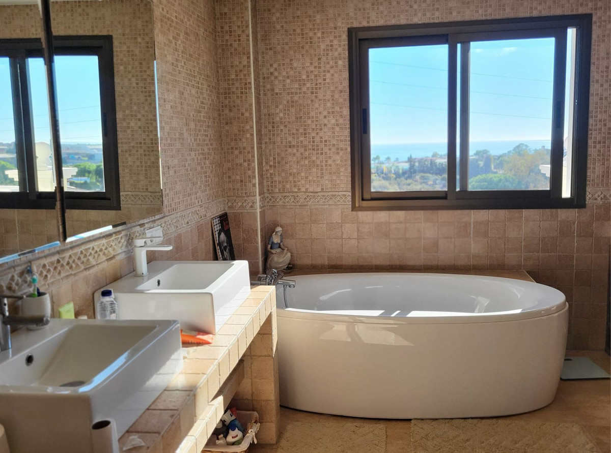 7 bedroom Villas for sale in Marbella – R5207791