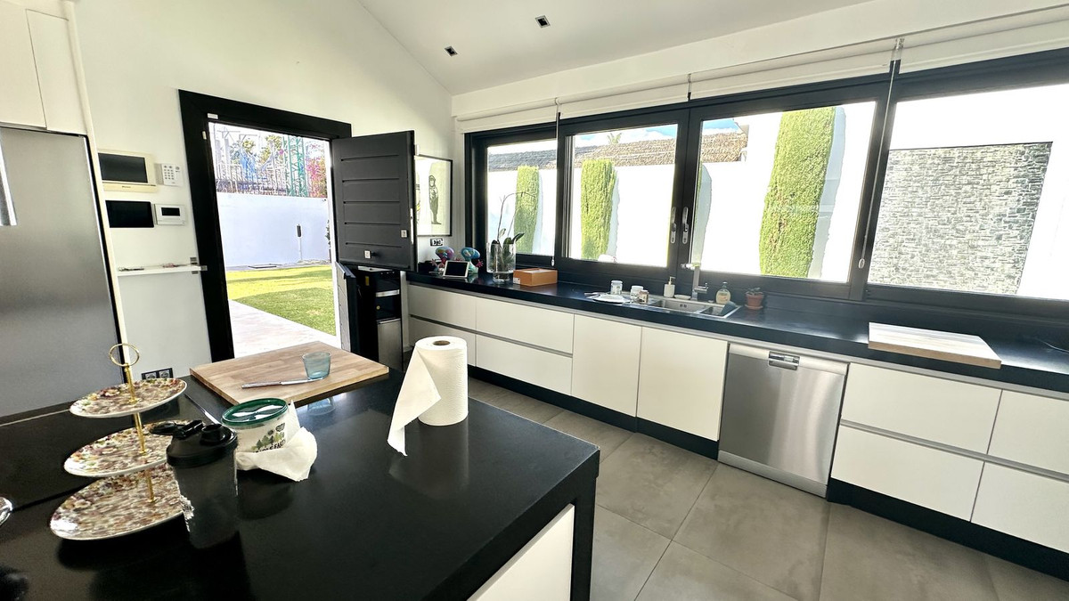 6 bedroom Villas for sale in Guadalmina Baja – R5213677