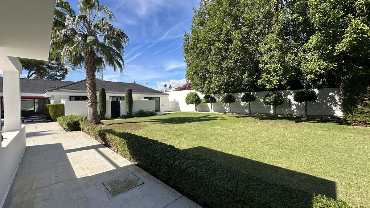 6 bedroom Villas for sale in Guadalmina Baja – R5213677