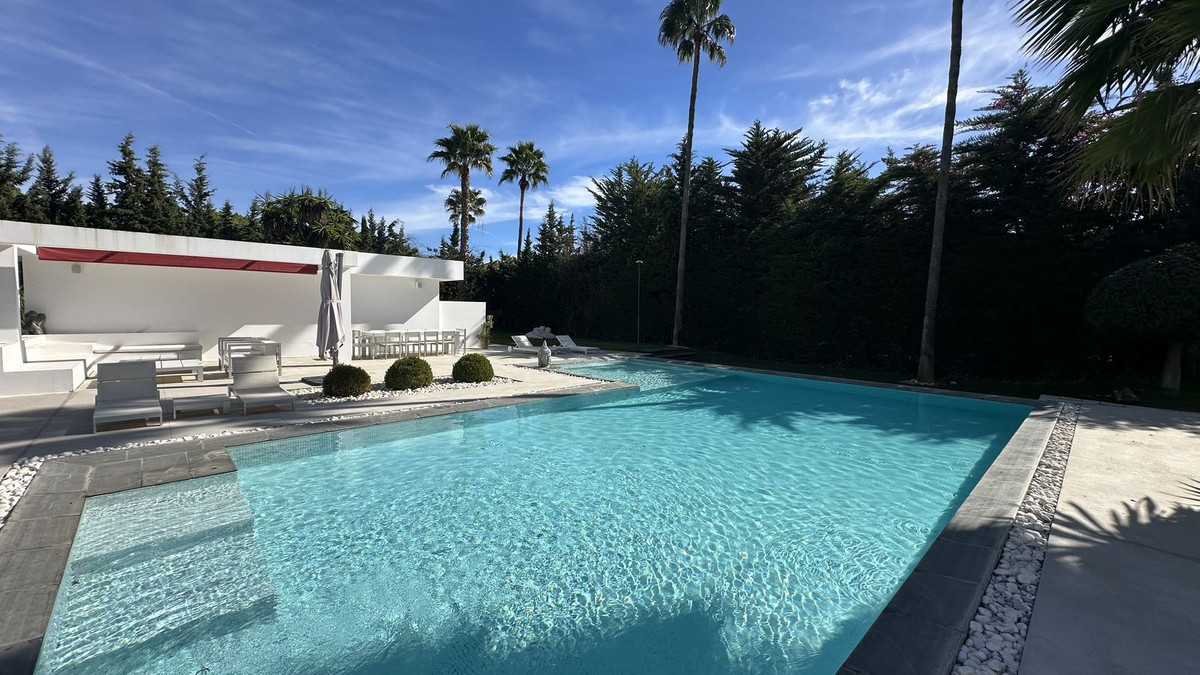 6 bedroom Villas for sale in Guadalmina Baja – R5213677