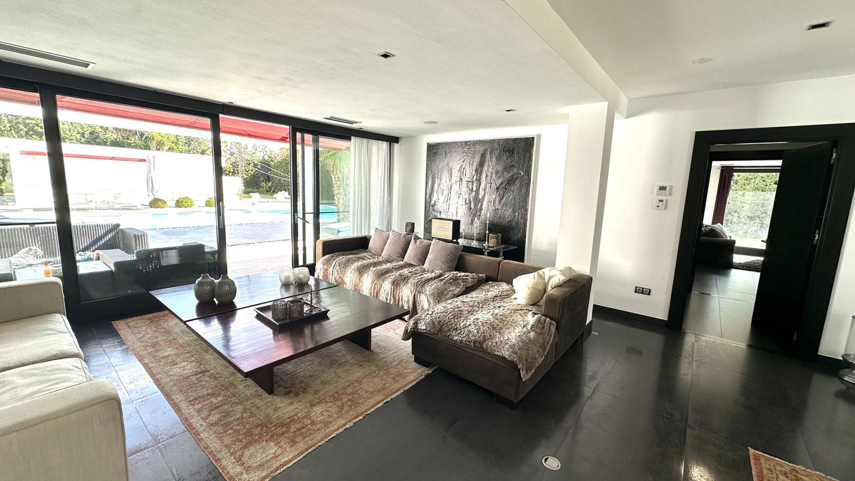 6 bedroom Villas for sale in Guadalmina Baja – R5213677