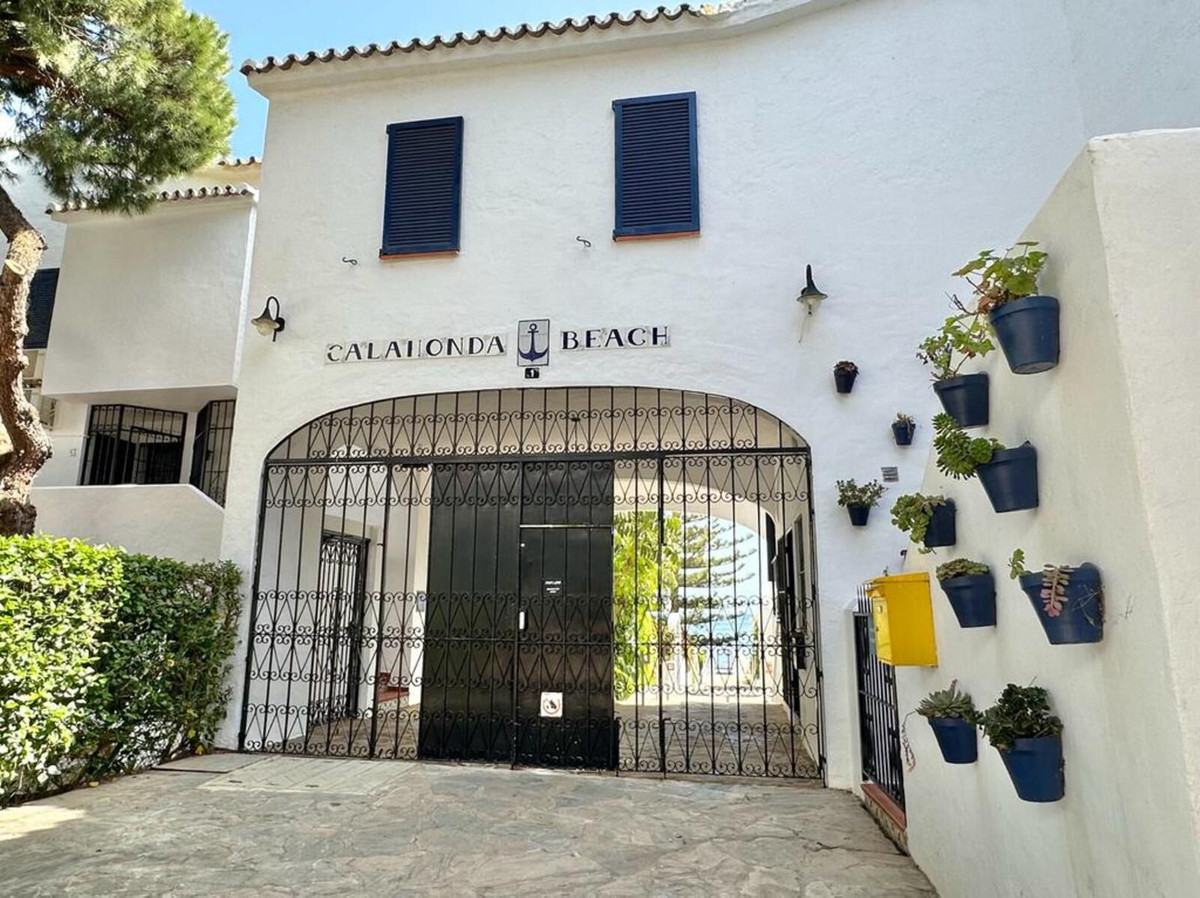 Apartamentos de 4 dormitorios en venta en Calahonda – R5191963