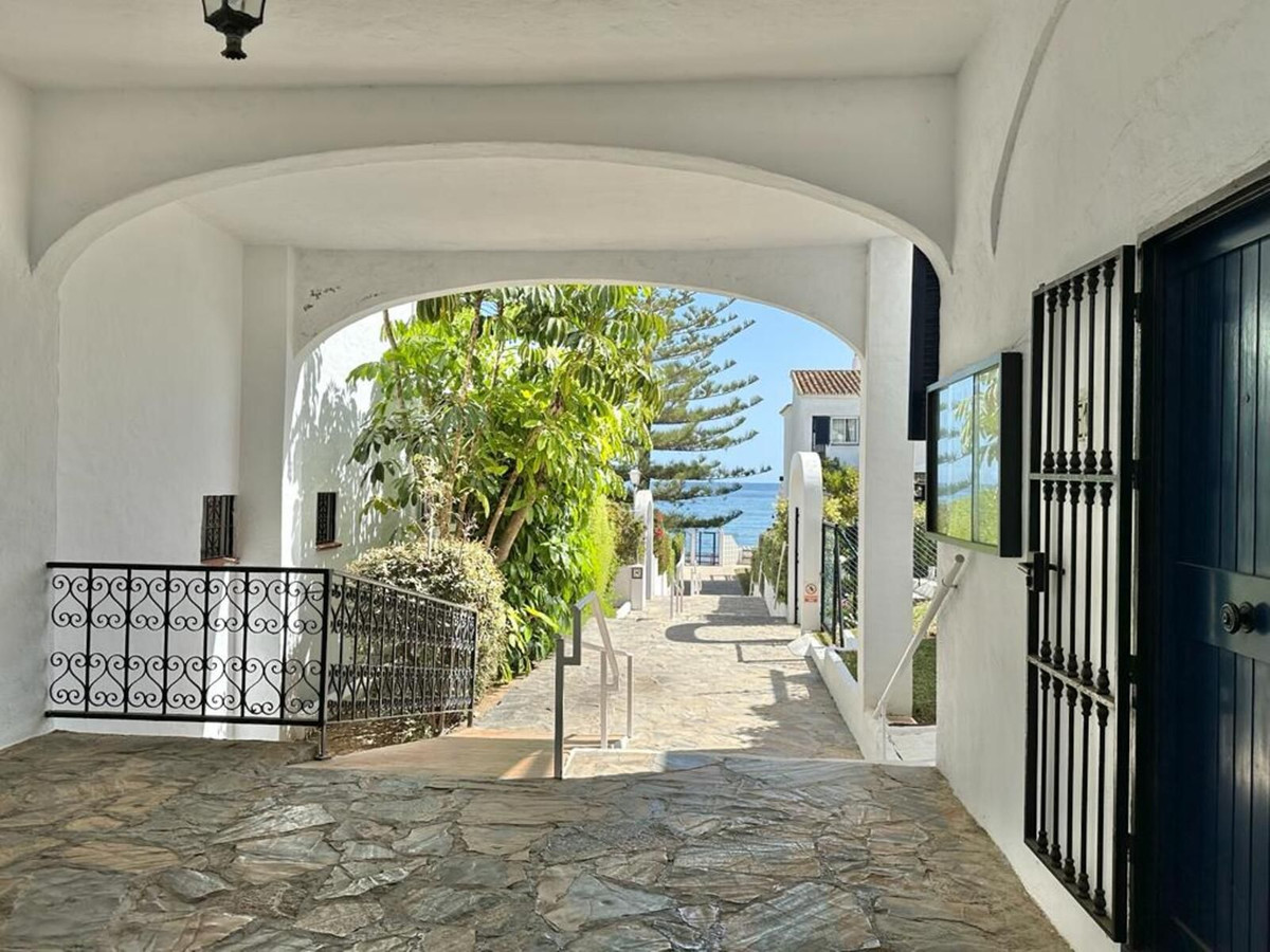 Apartamentos de 4 dormitorios en venta en Calahonda – R5191963