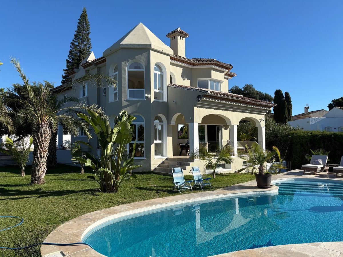 6 bedroom Villas for sale in Elviria – R5229427