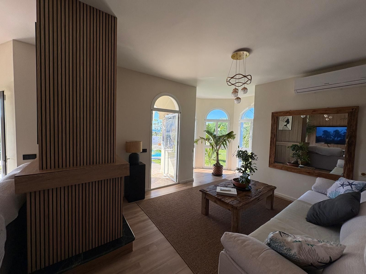 6 bedroom Villas for sale in Elviria – R5229427