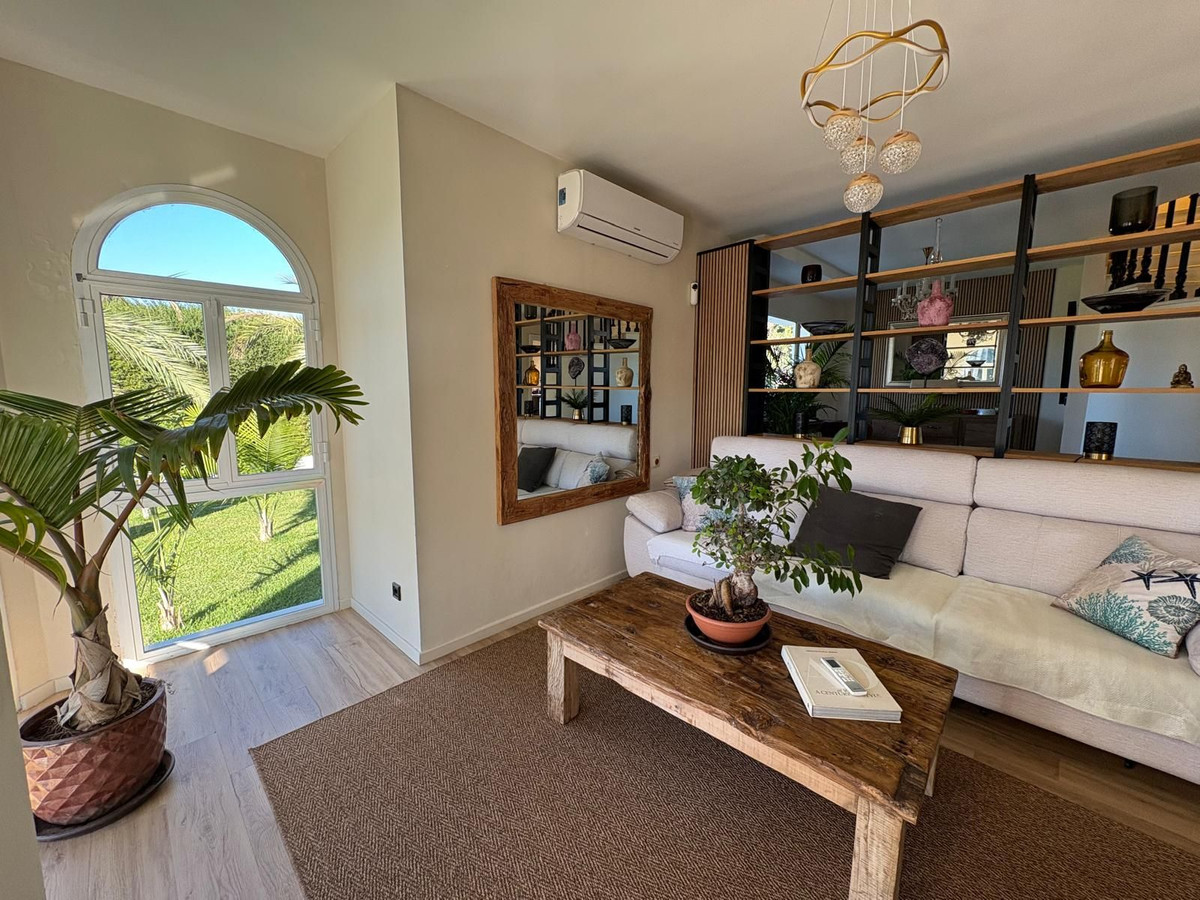 6 bedroom Villas for sale in Elviria – R5229427