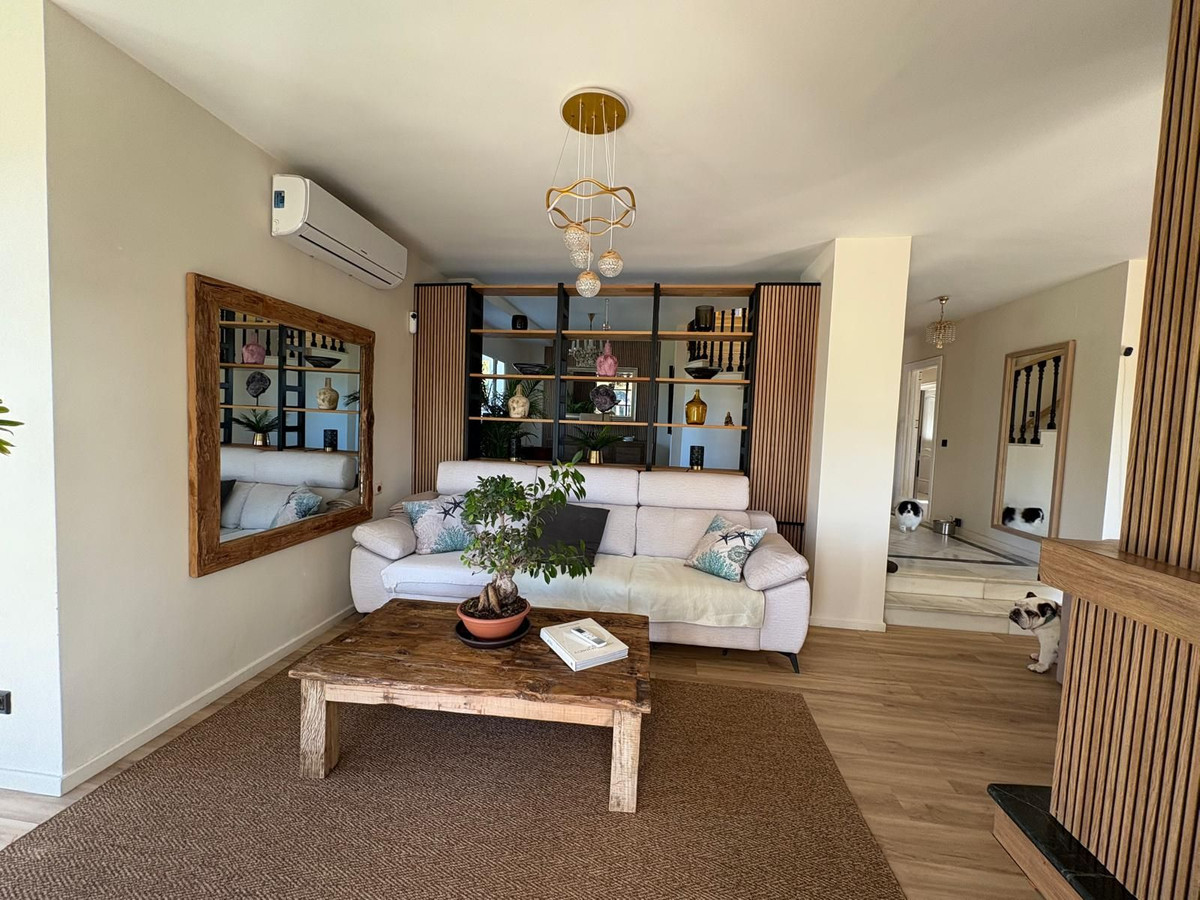 6 bedroom Villas for sale in Elviria – R5229427