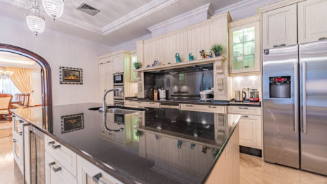 Villas de 8 dormitorios en venta en Guadalmina Baja – R4189078