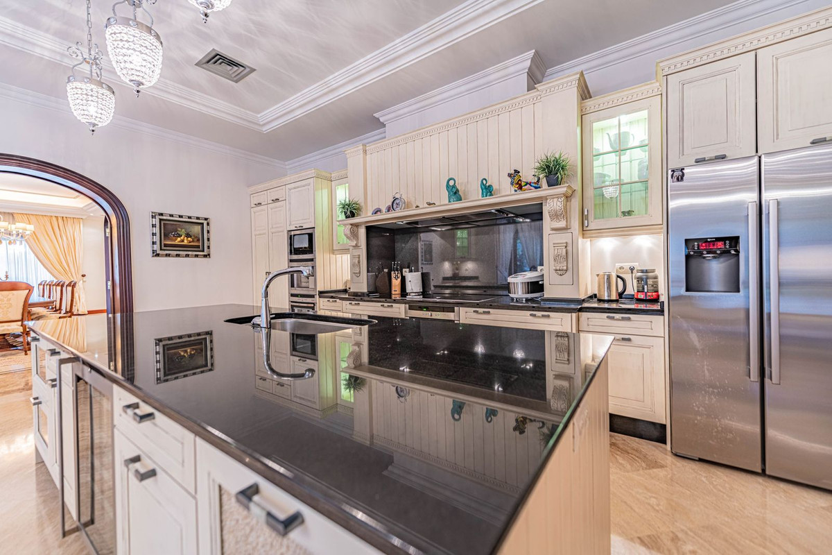 Villas de 8 dormitorios en venta en Guadalmina Baja – R4189078