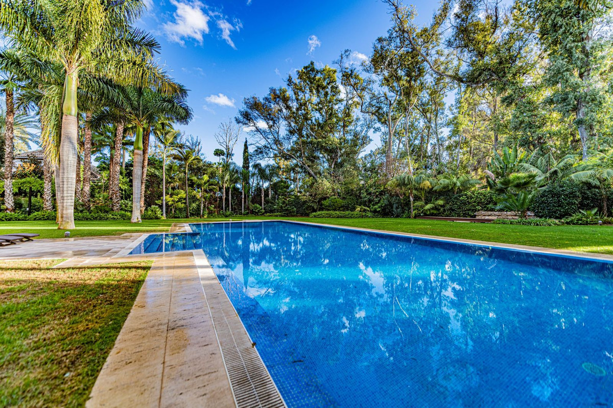 Villas de 8 dormitorios en venta en Guadalmina Baja – R4189078