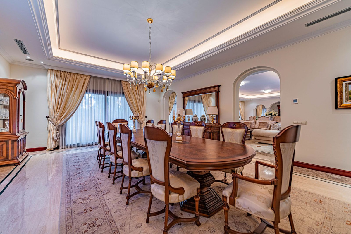 Villas de 8 dormitorios en venta en Guadalmina Baja – R4189078